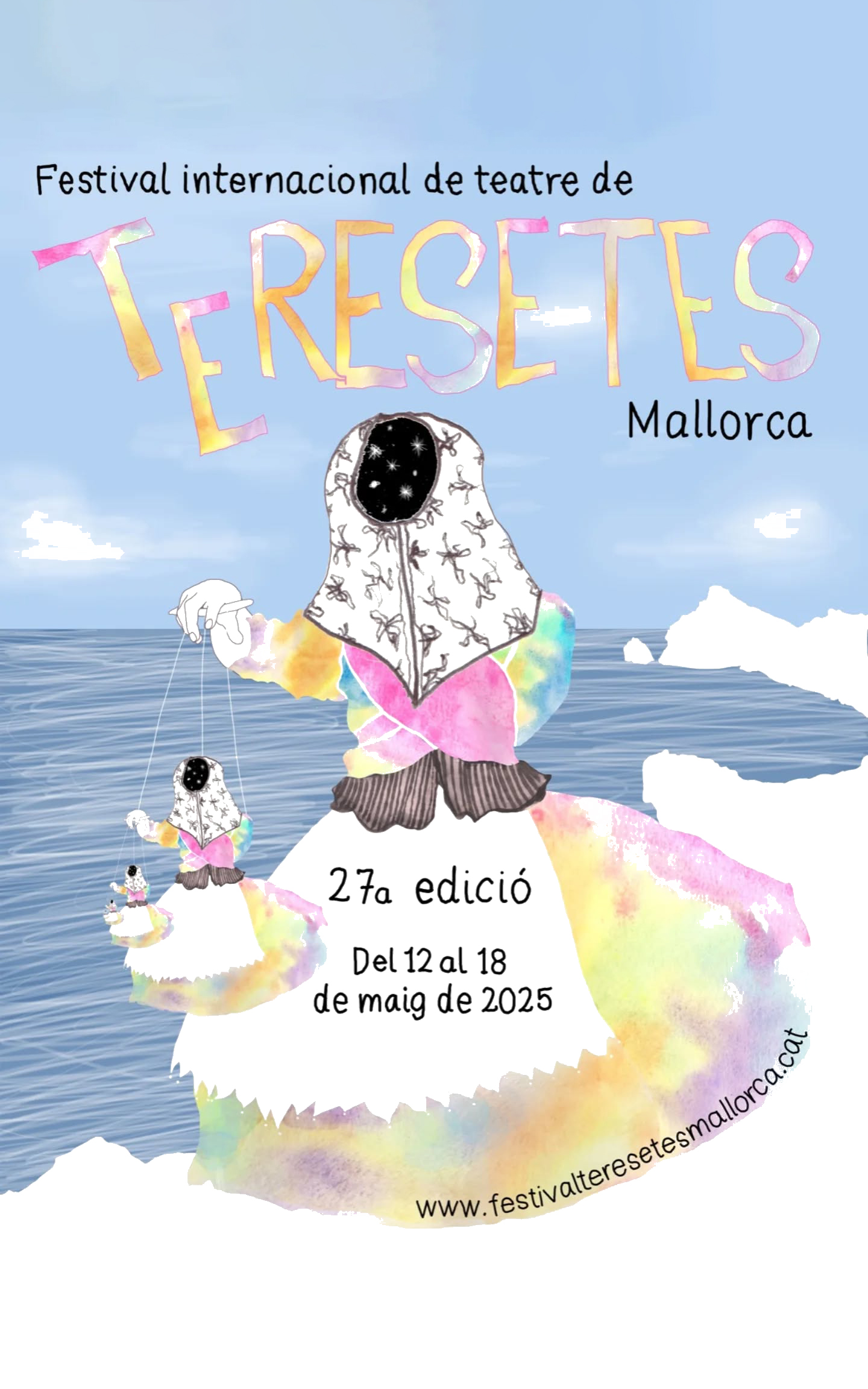 Cartell de la 27ena edició en vertical. Hi ha una titellaire amb una tereseta, que alhora té una tereseta. i així fins a l'infinit. Està d'esquenes a nosaltres i mira cap al mar.